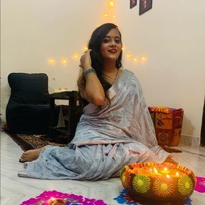 Meet your Posher, Mona